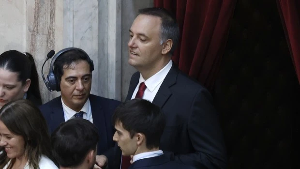 Adorni pagó 65 mil dólares por fuera de la escritura del departamento de Caballito