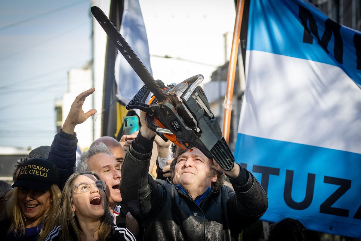 La caída de la recaudación obliga al Gobierno a profundizar el ajuste para sostener el superávit