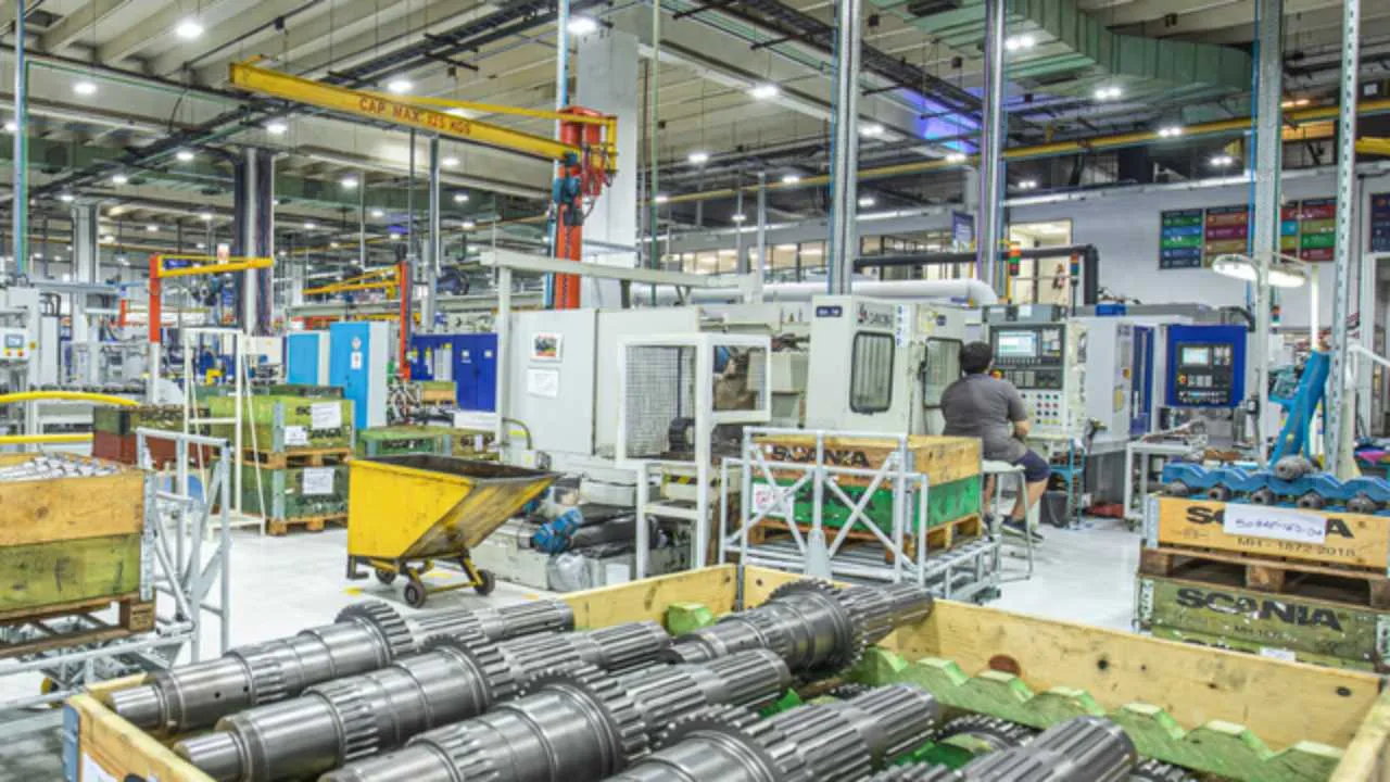 La actividad cayó por segundo mes y mostró una economía partida entre minería e industria
