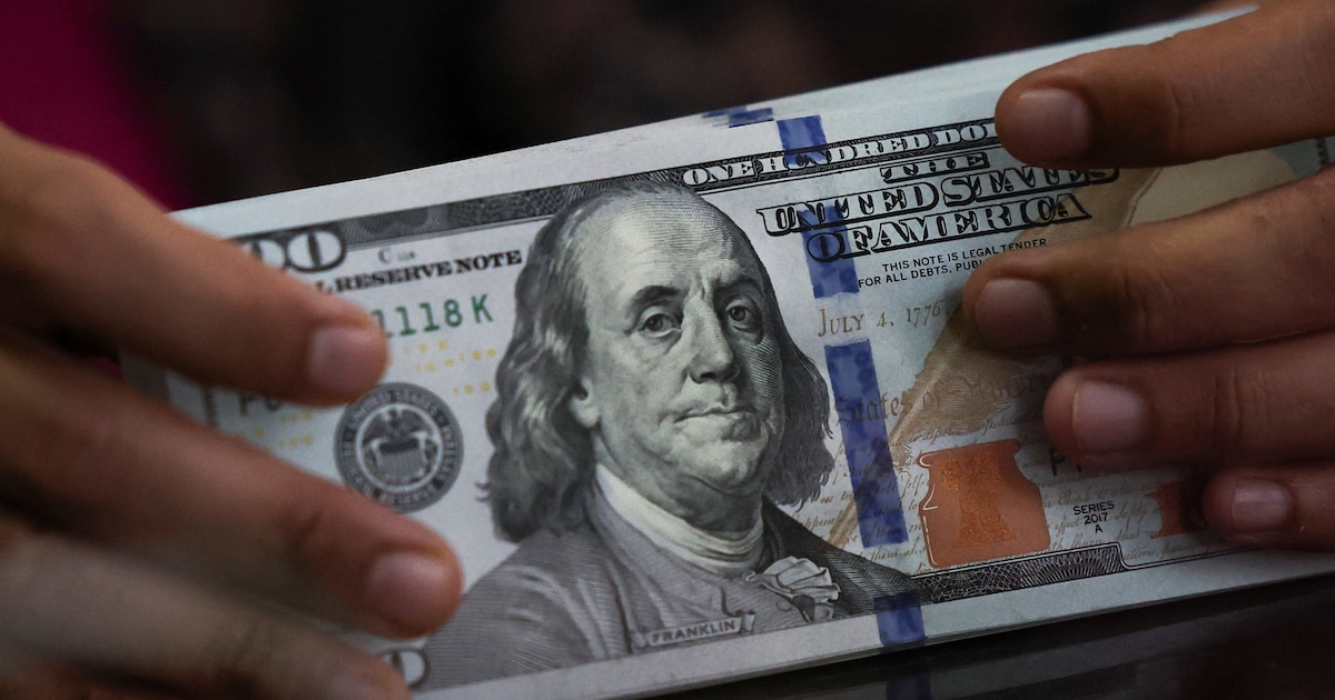 El dólar quedó debajo de $1.500, pero las tasas altas golpearon bonos, crédito y consumo