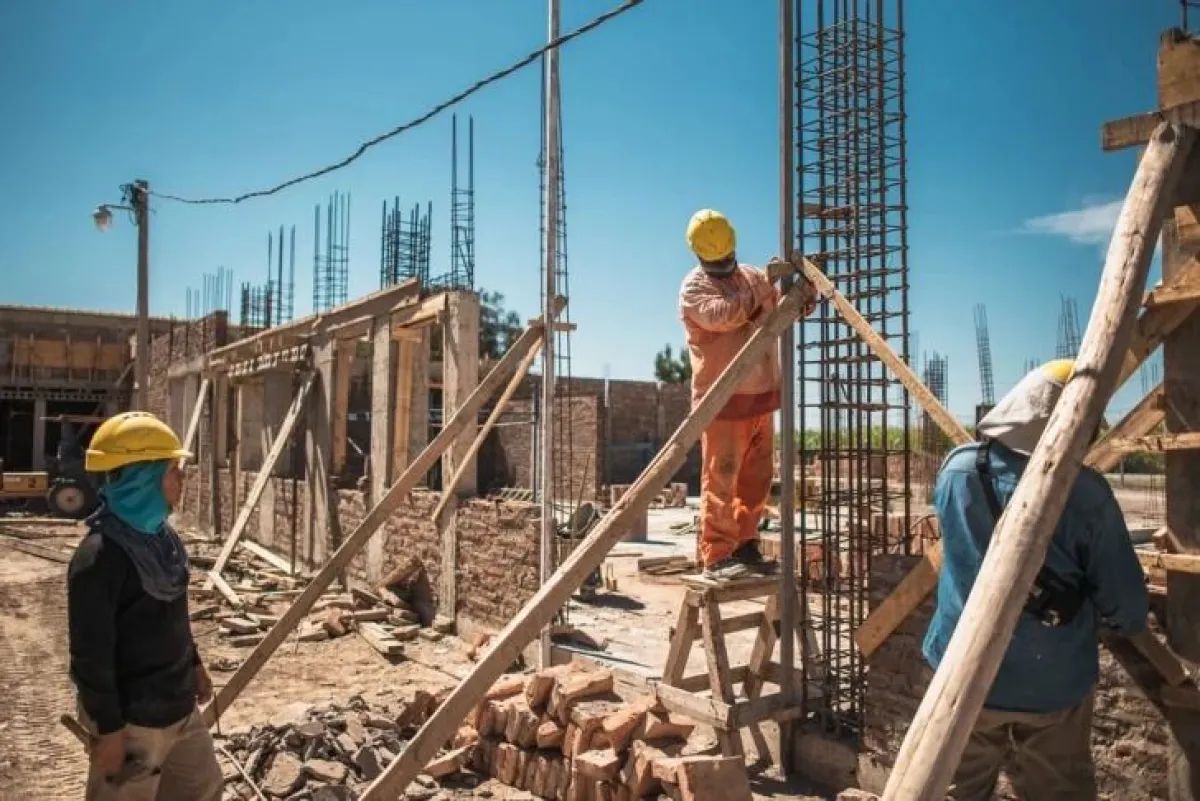 Construir una casa de 77 m² en San Juan ya cuesta $128 millones y la mano de obra pesa más