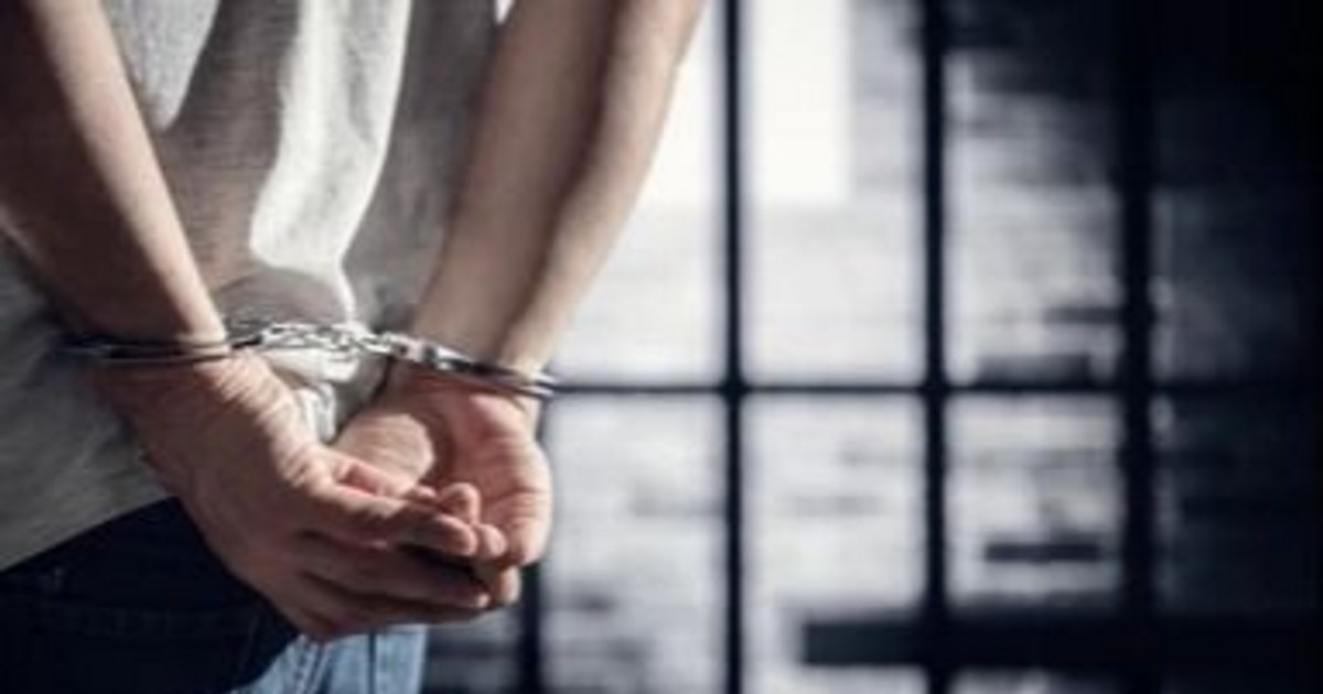 Detuvieron a un joven acusado de encerrar y extorsionar a un hombre tras una cita en Rawson