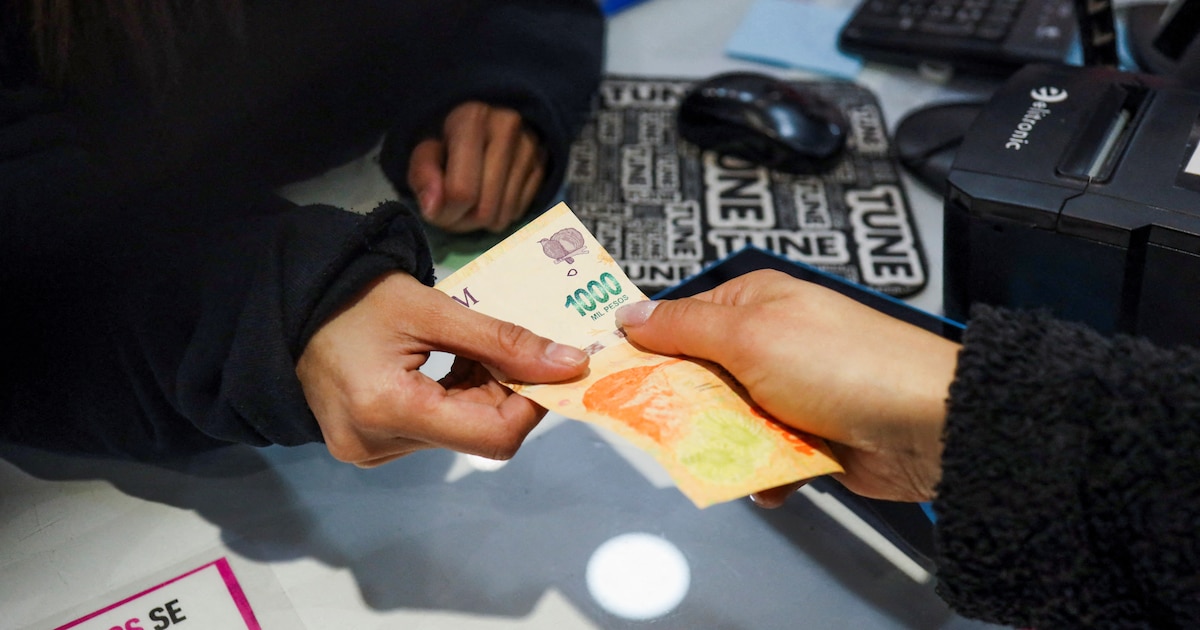 El empleo formal perdió 156.786 puestos y las familias recurren más a changas y deuda