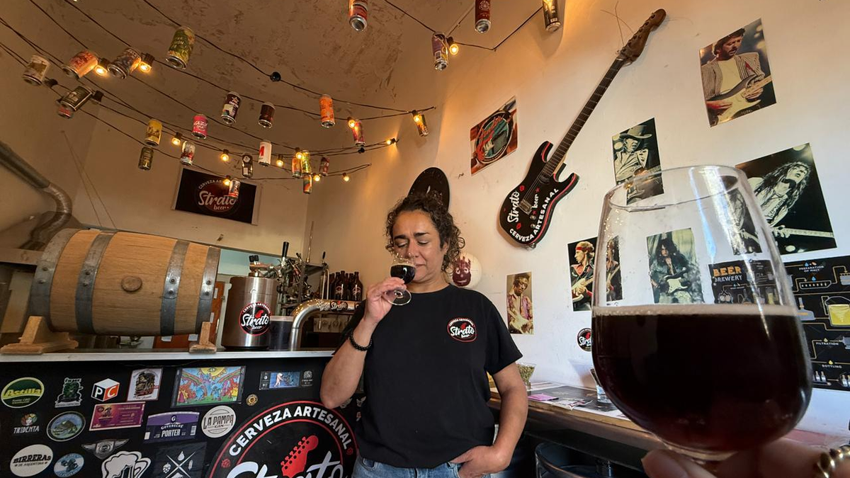 La única mujer que produce cerveza en San Juan reclama más lugar para las elaboradoras